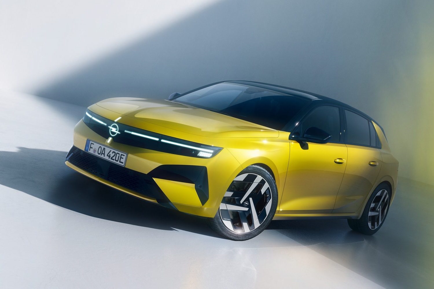 Sarı Opel Astra, önden ve yandan görünüm