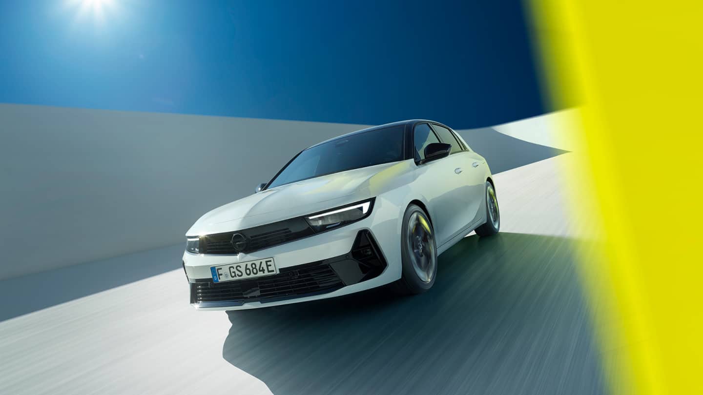 Opel Astra sürüş çekimi; temsili model görseli