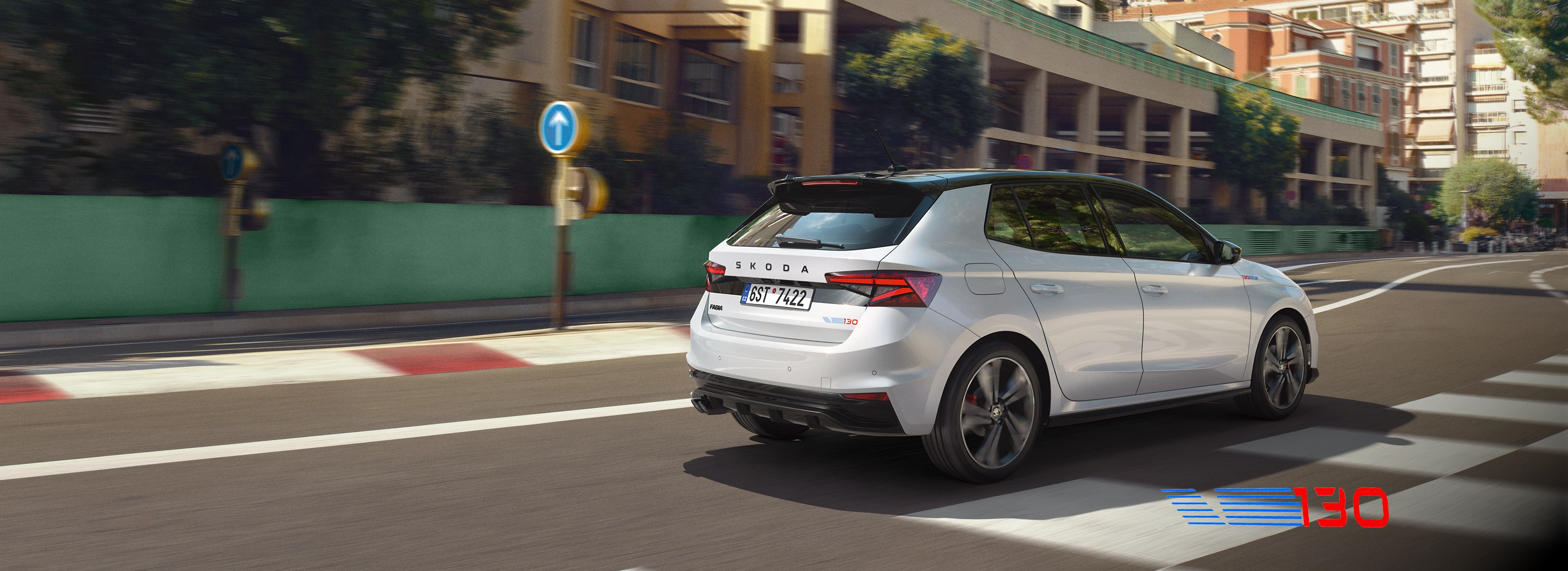 Şehir yolunda beyaz Škoda Fabia 130 Edition