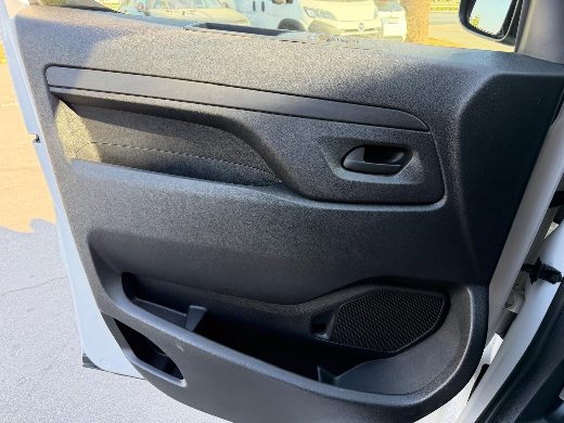 Opel Vivaro 2.0 TD Cargo Ultimate XL fotoğraf 4