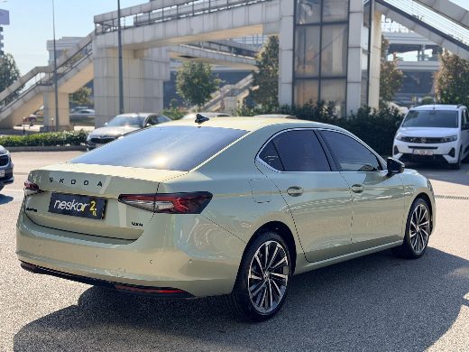 Škoda Superb 2.0 TSI Laurin & Klement Crystal fotoğraf 17